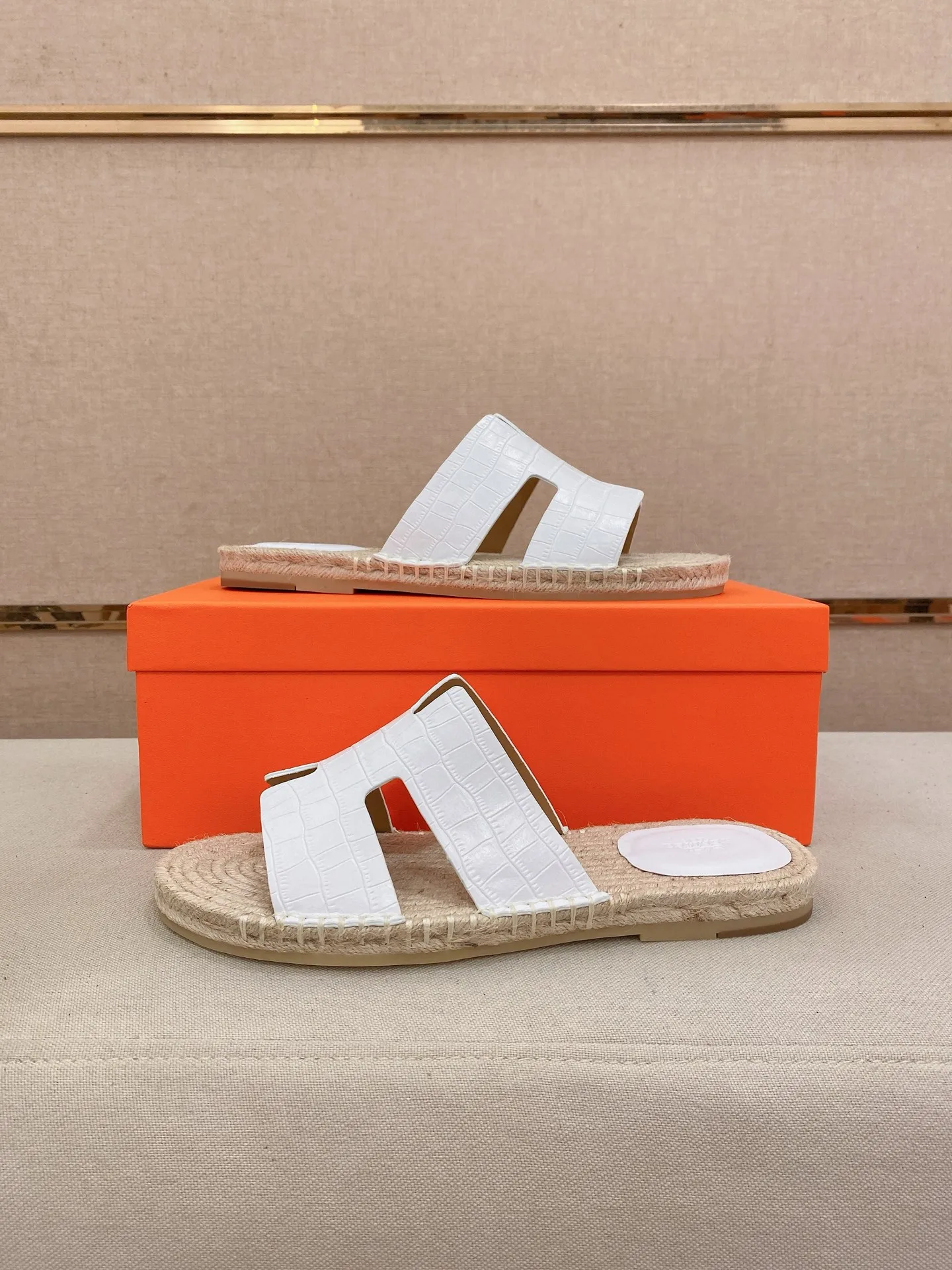 Factory price: 340💰high-end version. "HERMES" Hermès 💁♂️Men's casual slippers, compare the quality at the counter🧚🏿♂️ The upper is made of cowhide leather 🐊crocodile pattern workmanship, purely hand-drawn, raw rubber breathable and non-slip outsole, the inner is breathable and comfortable lambskin, the density is 100% comfortable, the original rubber outsole is wear-resistant and has a code number of 38-44. Can be customized 45-46-47💥🏆